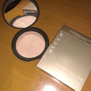 Brand new Becca Highlighter in Champagne Pop
